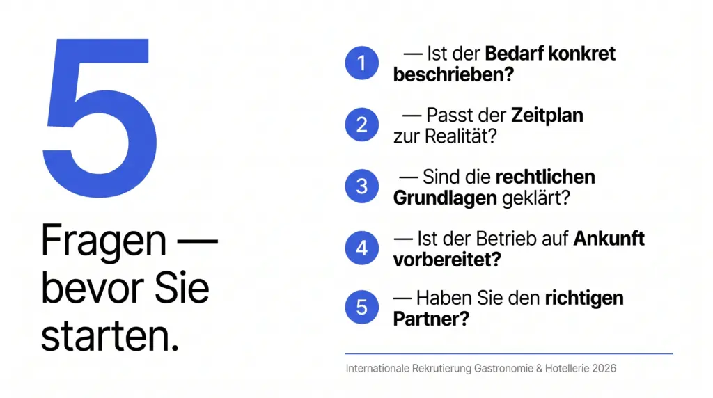 Infografik mit 5 Fragen zur Vorbereitung auf internationale Rekrutierung in Gastronomie und Hotellerie 2026
