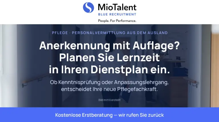 Heller Flur einer Pflegeeinrichtung, eine Pflegekraft mit Mappe von hinten, im Hintergrund ein Stationstresen. Text: Anerkennung mit Auflage? Planen Sie Lernzeit in Ihren Dienstplan ein.