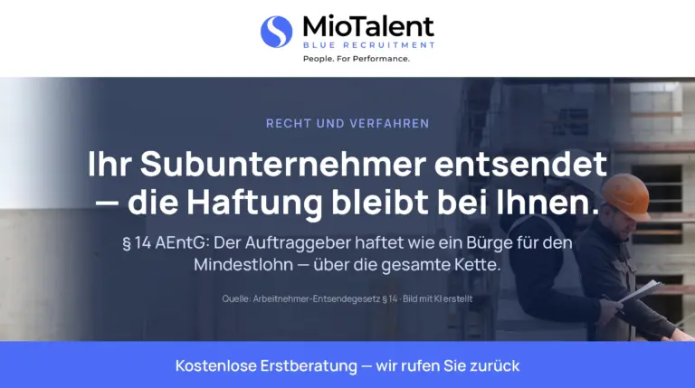 Zwei Männer mit Bauhelm und Unterlagen auf einer Baustelle; Bildtext: Ihr Subunternehmer entsendet — die Haftung bleibt bei Ihnen.
