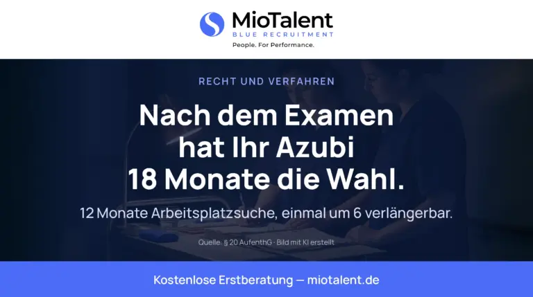 Abendliche Übergabe in einer Pflegeeinrichtung, zwei Pflegekräfte an der Dokumentation; Bildzeile: Nach dem Examen hat Ihr Azubi 18 Monate die Wahl