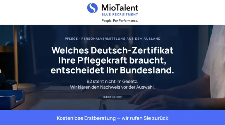 Abendliche Szene im Stationszimmer, Hände auf einem aufgeschlagenen Ordner. Text im Bild: Welches Deutsch-Zertifikat Ihre Pflegekraft braucht, entscheidet Ihr Bundesland.