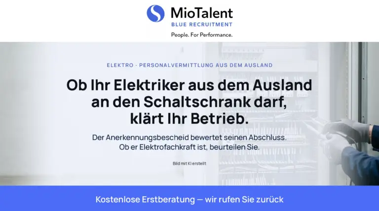 Geöffneter Schaltschrank in einer Werkhalle, eine Hand im Arbeitshandschuh misst mit einem Spannungsprüfer; darüber der Satz, dass der Betrieb klärt, ob ein Elektriker aus dem Ausland an den Schaltschrank darf