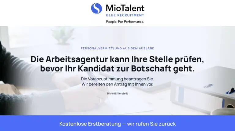 Hände füllen an einem hellen Schreibtisch ein Formular aus, daneben ein Ordner. Text im Bild: Die Arbeitsagentur kann Ihre Stelle prüfen, bevor Ihr Kandidat zur Botschaft geht.