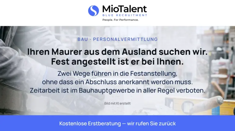 Hände in Arbeitshandschuhen setzen einen Mauerstein auf eine Mörtelfuge, daneben Kelle und Wasserwaage auf einer Baustelle. Text: Ihren Maurer aus dem Ausland suchen wir. Fest angestellt ist er bei Ihnen.